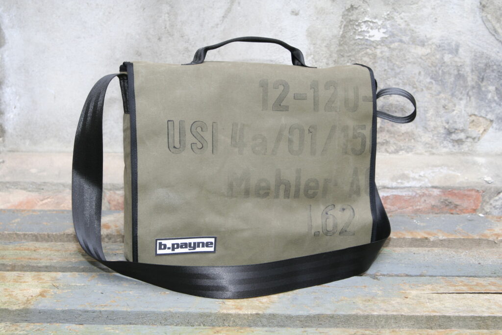 Eine der ersten b.payne Taschen: Messenger aus Armeeplane mit beschrifteter Klappe