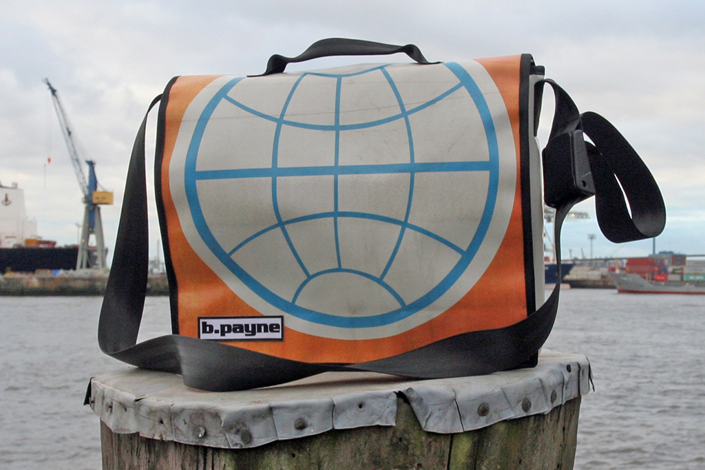 Eine der ersten b.payne Taschen: Messenger aus orange-blauem Werbebanner am Hamburger Hafen