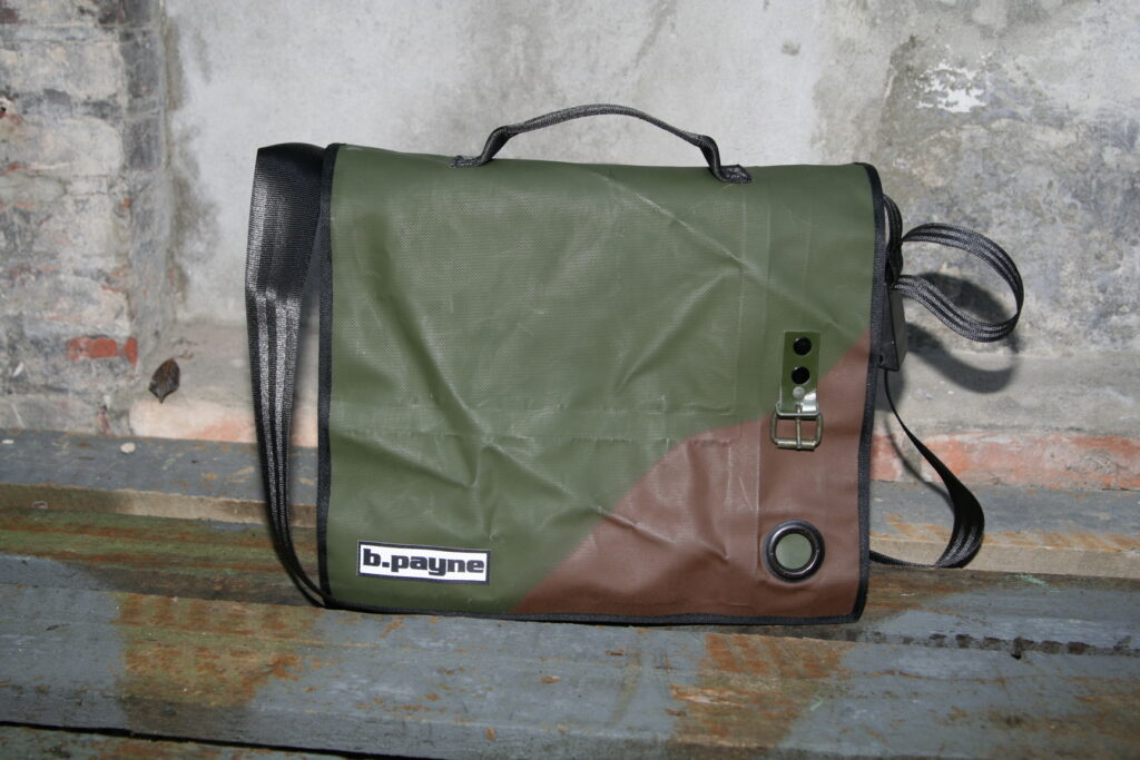 Eine der ersten b.payne Taschen: Messenger aus olivgruener Militaerplane