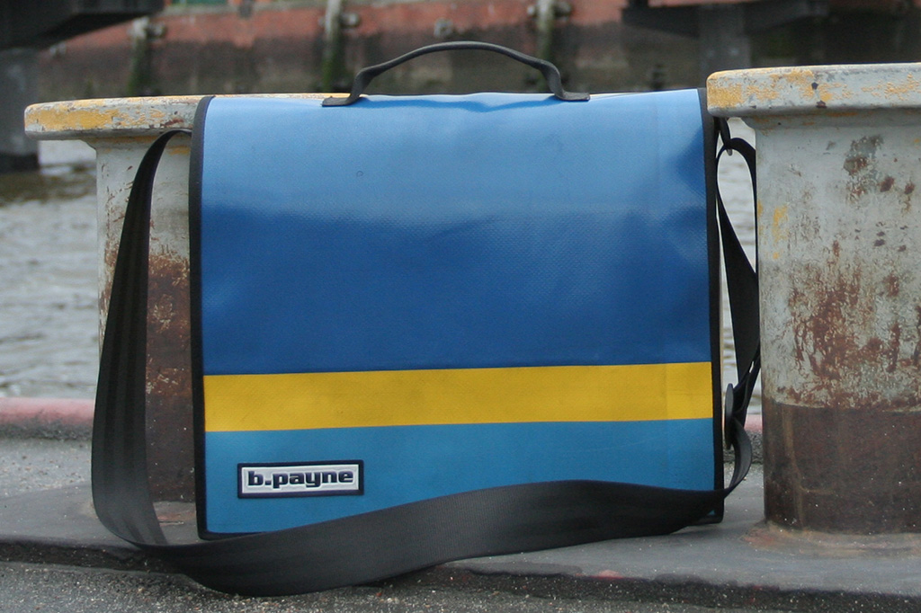 Eine der ersten b.payne Taschen: Messenger aus blau-gelber LKW-Plane