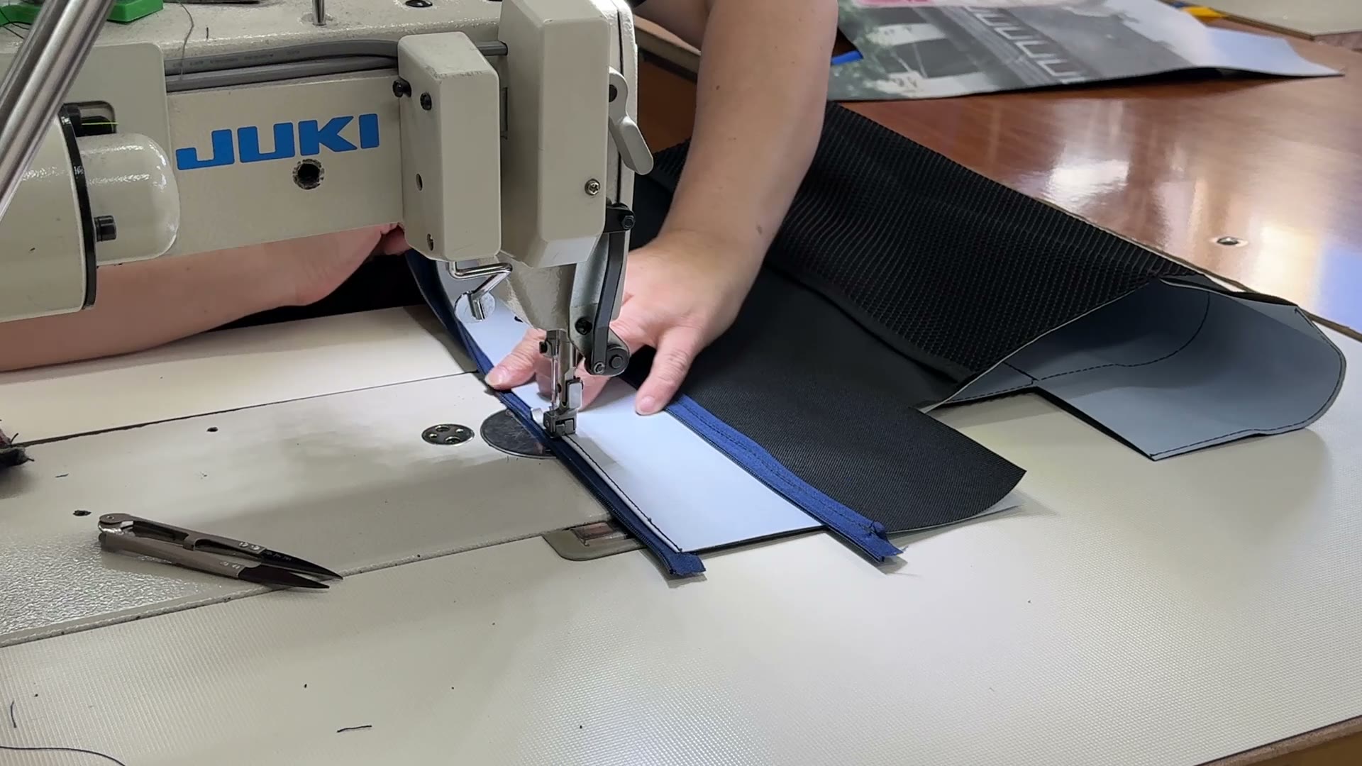 Fertigung in unserem Partnerwerk: Näherin an der Nähmaschine bei der Taschenproduktion