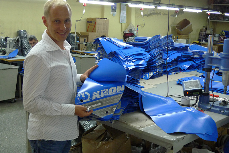 Zu Besuch bei unserem Partner in Istanbul: Berrick Payne mit frisch zugeschnittenen blauen Taschenteilen